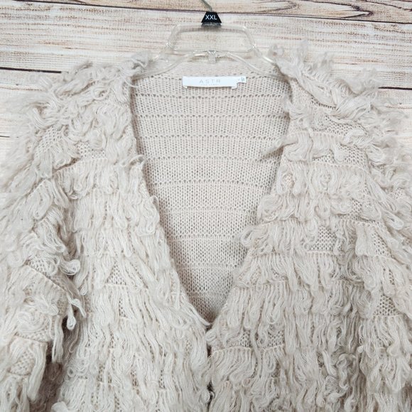 ASTR The Label Short Shaggy Loop Knit Cardigan Beige Sweater Size S Wool Blend - Picture 2 of 16